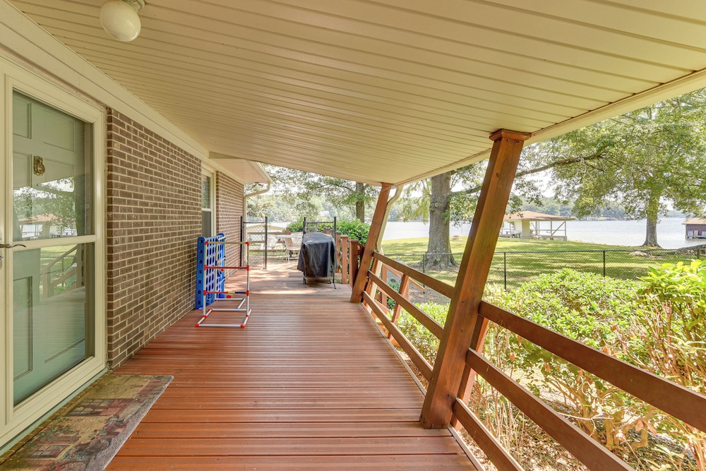 On Lake Tillery: Spacious Home w/ Screened Porch!