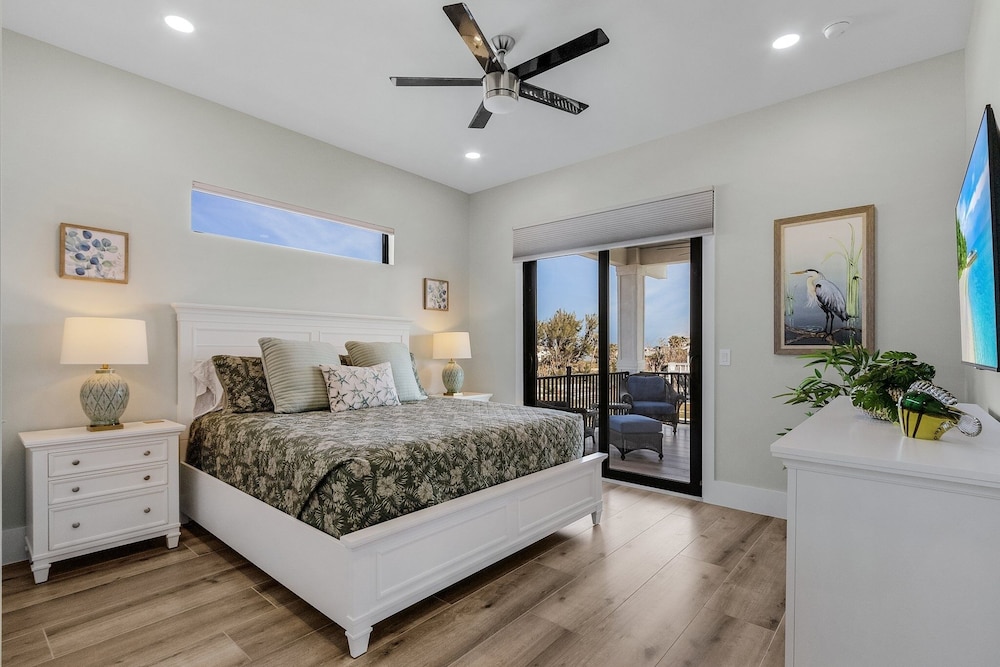 749 Paradise Pointe New Luxury Build 7 Bedroom Home