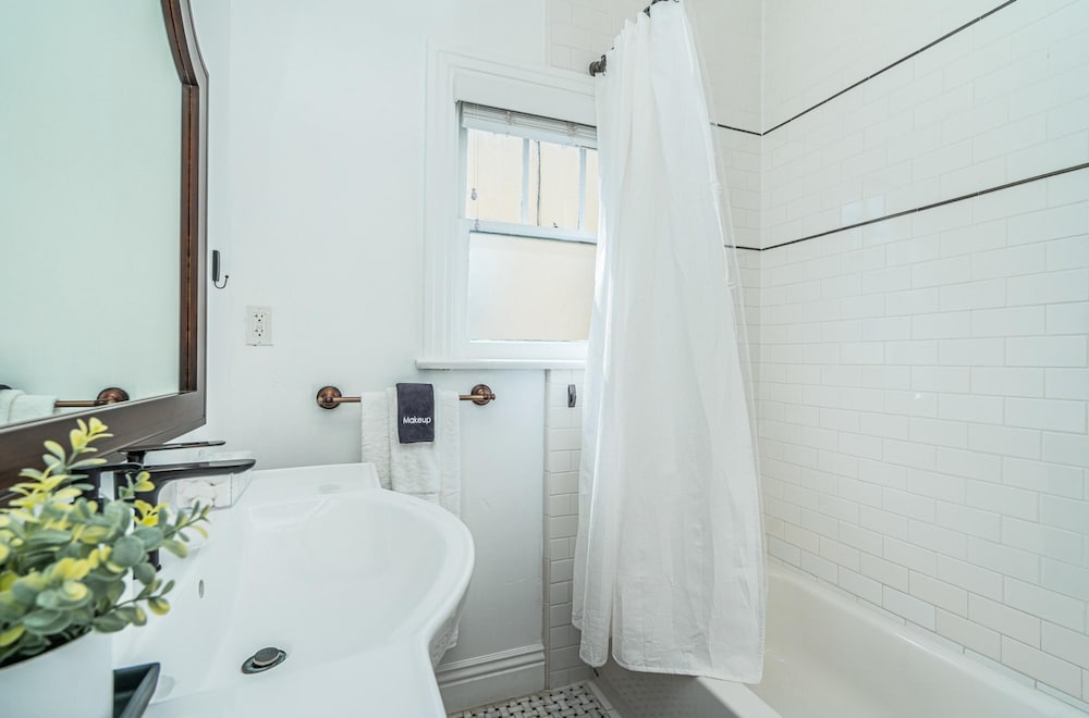Spacious 5 BR Near Heart of South Park