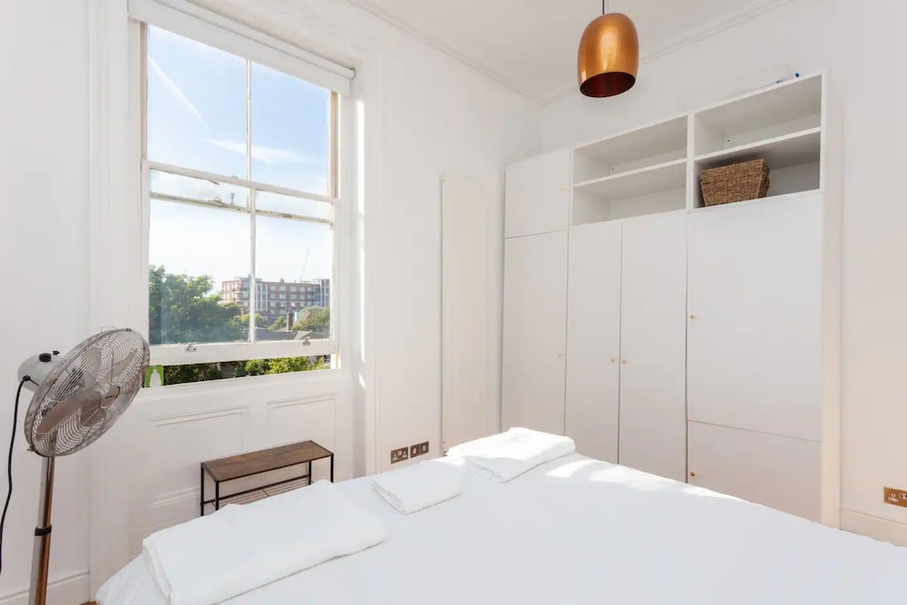 Spacious 1 Bedroom Apartment in Brighton Beside the Sea view 5