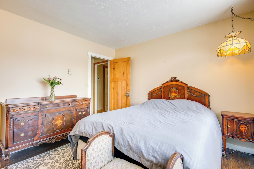 6 Mi to Chico Hot Springs: Villa w/ River Access