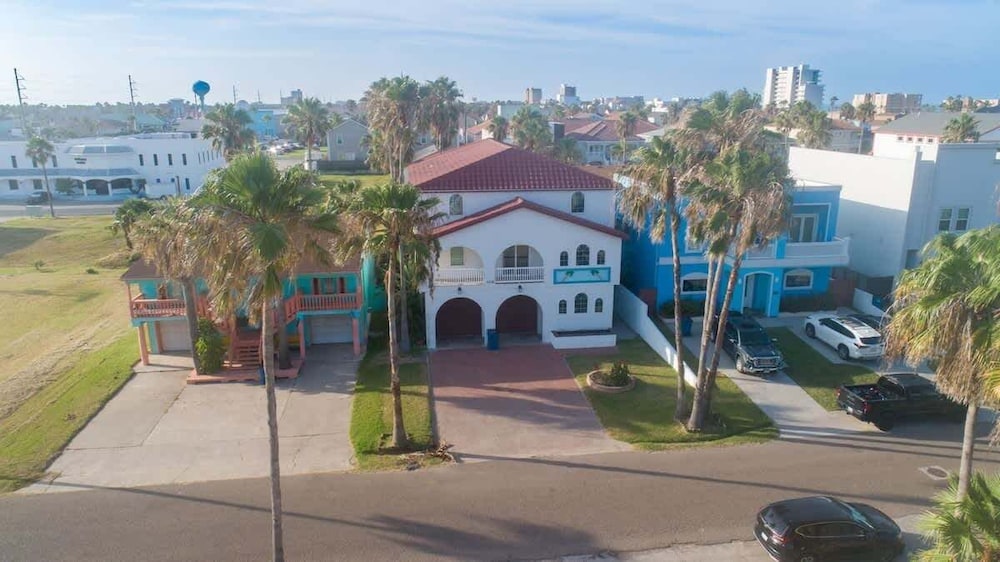 Fun Retro Island Vibe Sleeps 17 Beach 1 Block 4 Bedroom Home