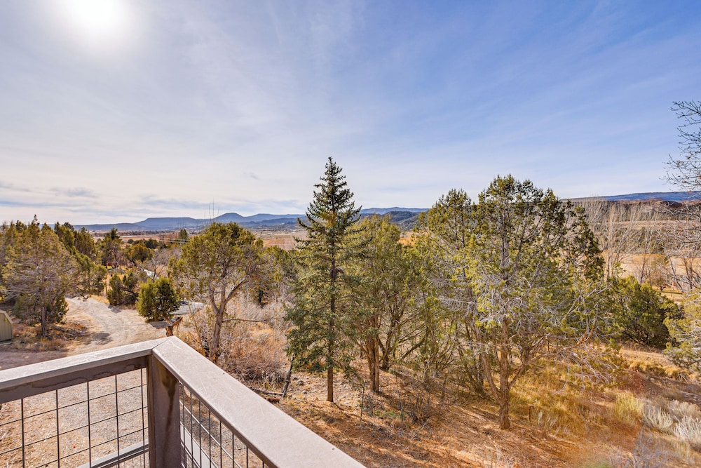 2 Mtn-view Decks + Natural Spring: Durango Retreat