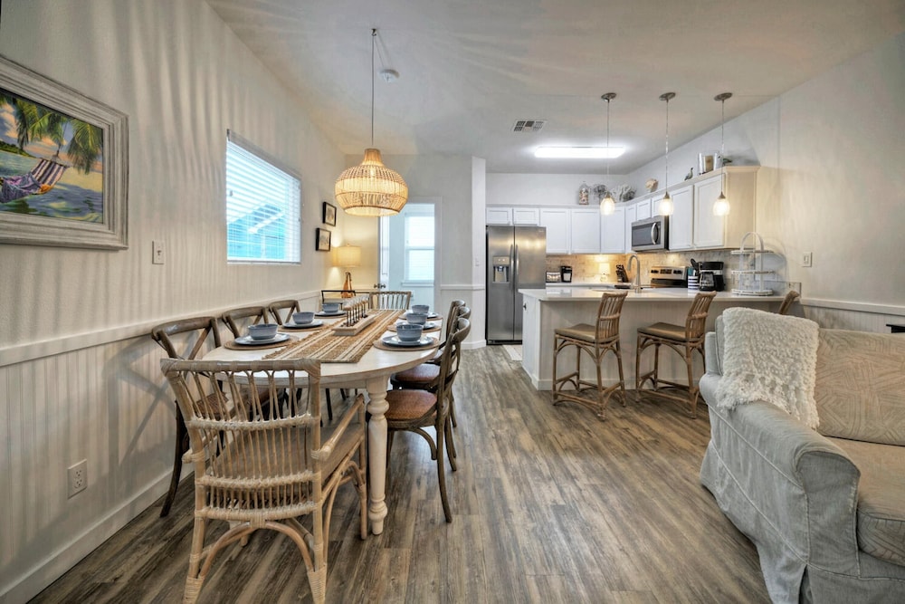 2 Blocks to the Beach, Patio, Resort Pool w/ Slide Tranquil Tides by Avantstay view 4