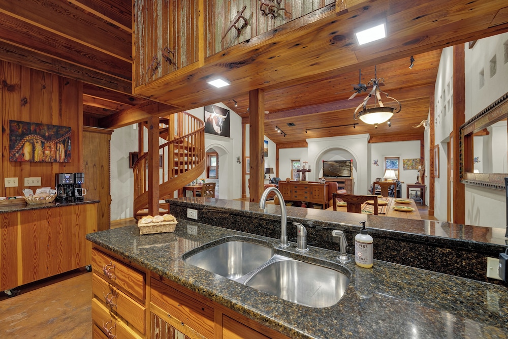 The Willows Casa Grande - Four Minutes to Downtown!