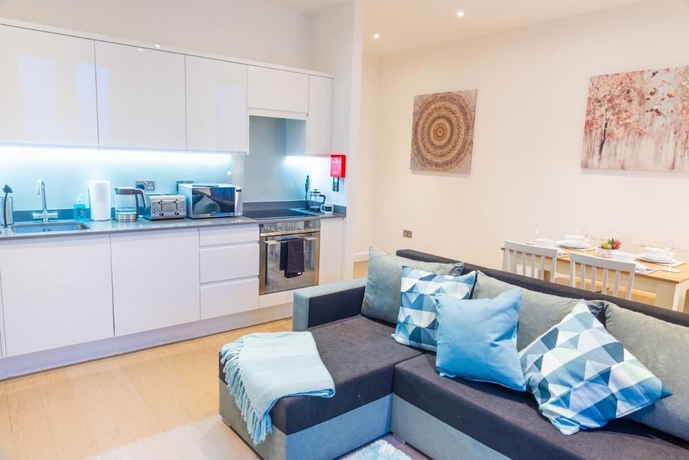 Absolute Stays on Grosvenor- Free Wifi Families Contractors Longshort Stays view 5