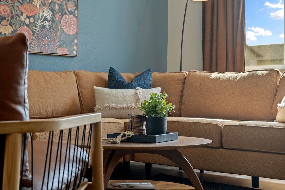 Mosaic Modern - Dog Friendly, Pool + King Suite