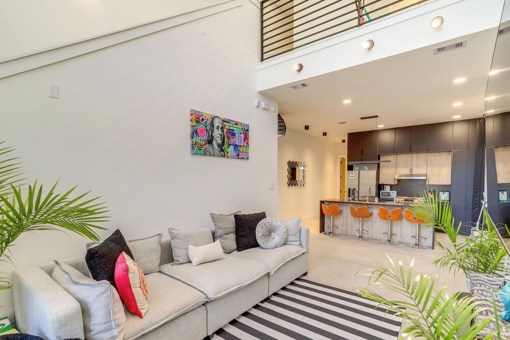 3 Mi to Dtwn: Modern Townhome w/ Yard in Houston