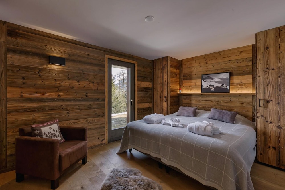 Chalet Capricorne -impeccable Ski in out Chalet With Sauna and Views