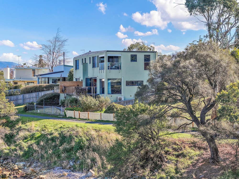 Waterfront Home - Gorgeous Views - 2 Bed