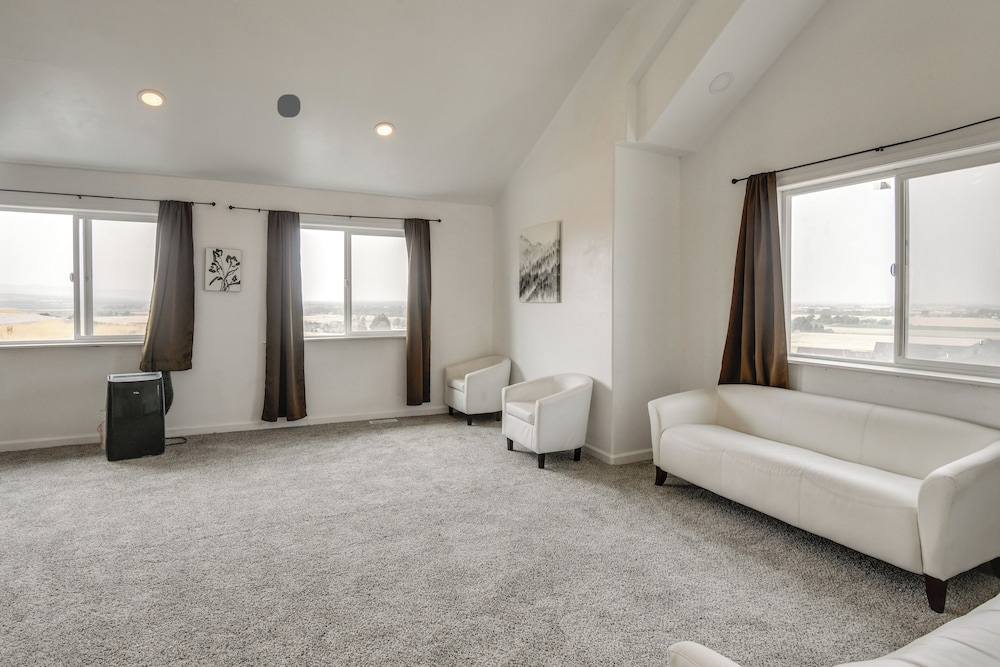 Balcony & Stunning Views: Airy Apt in Idaho Falls