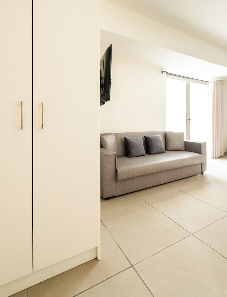 Elysee Apartments 9 B
