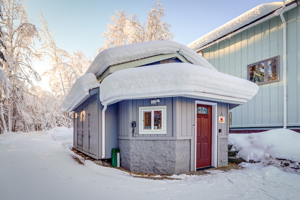 Hotel Fairbanks Cottage on < 2 Acres ~ 8 Mi to Dtwn - Image 1