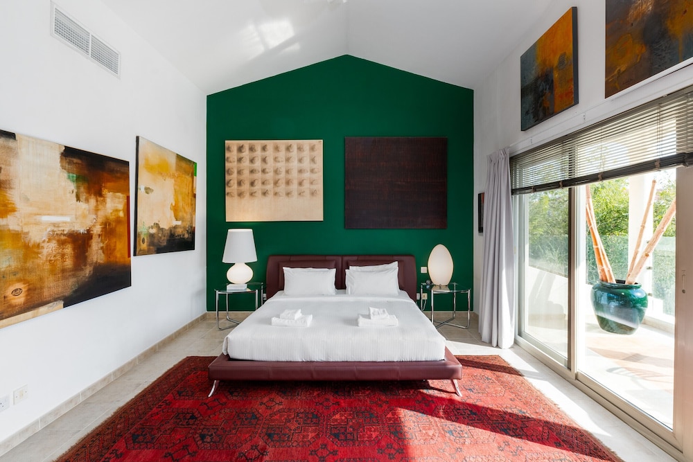 Artsy 4BR DIP Villa w Community Pool Gym