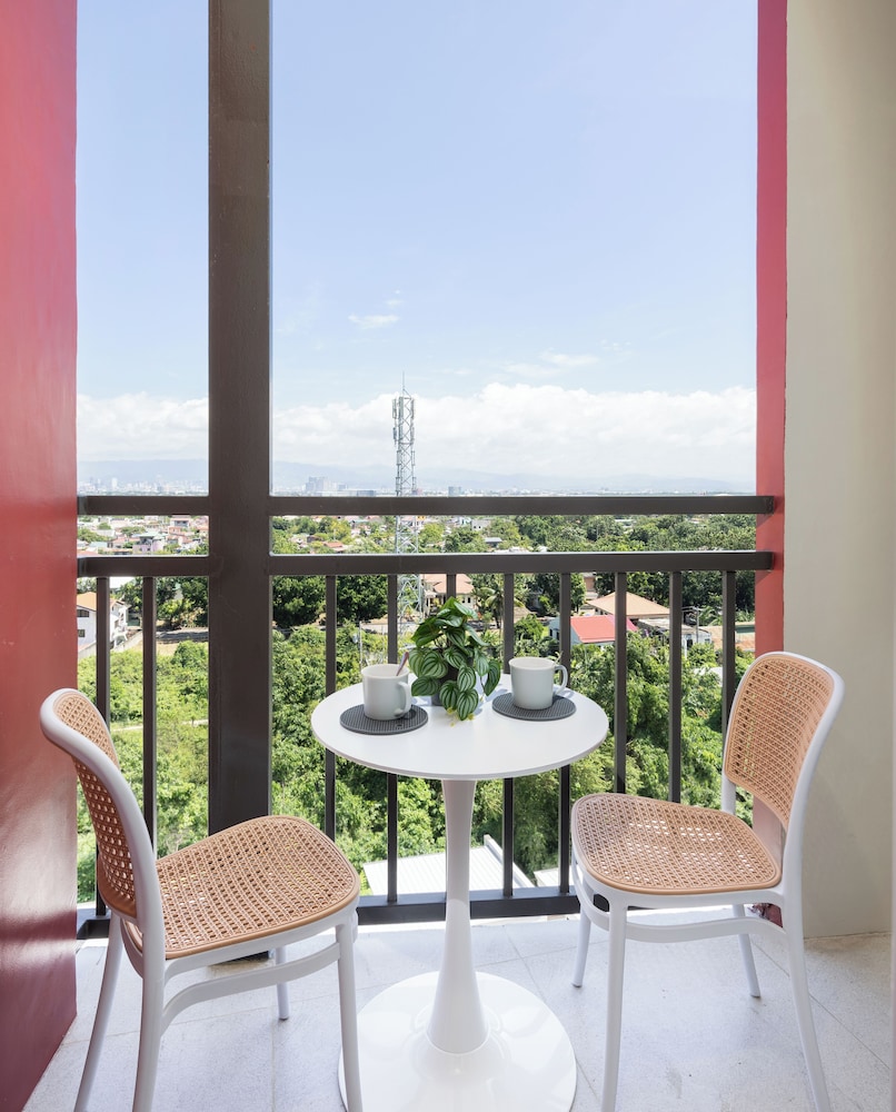 Chic Studio With Balcony & City View Near Airport