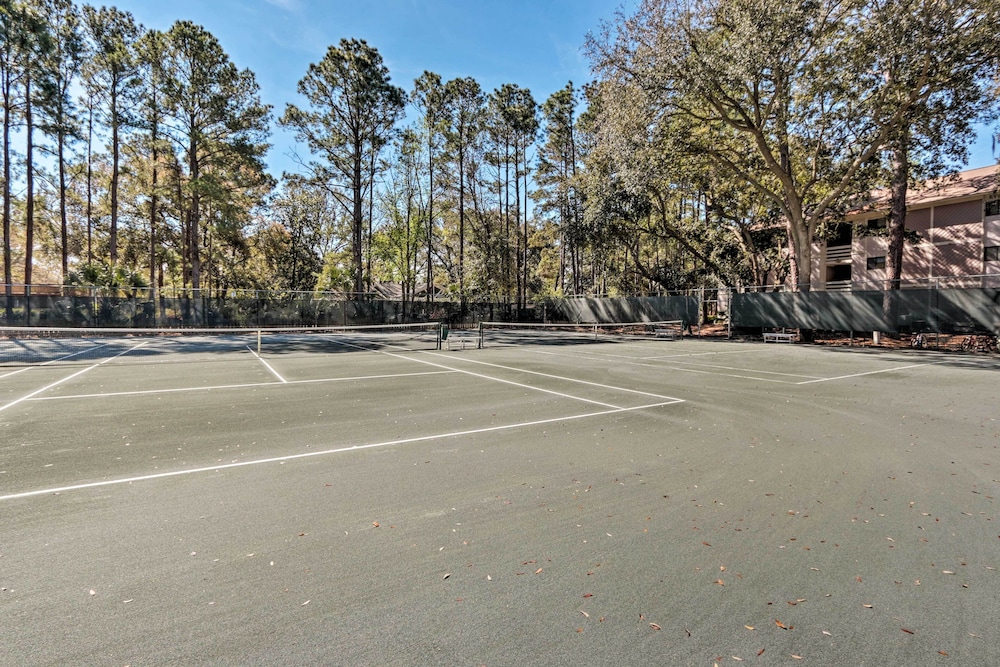 Access to Folly Field Beach & Pools: Coastal Condo