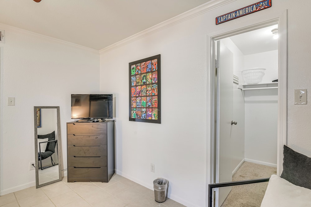 < 1 Mi to Beach: Galveston Condo w/ Fenced Patio