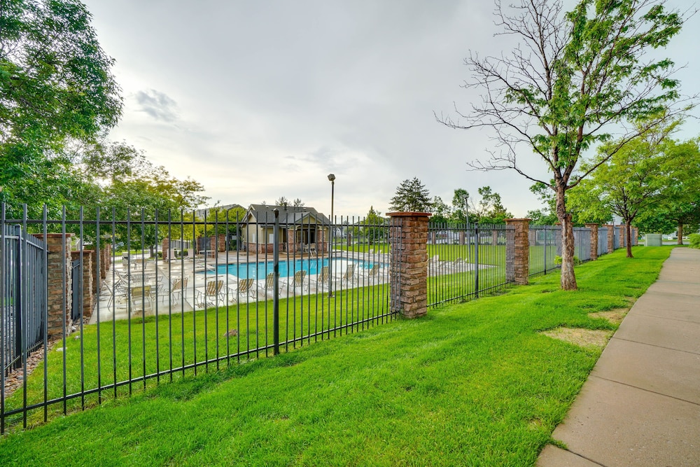 16 Mi to Dia: Townhome w/ Fireplace in Aurora