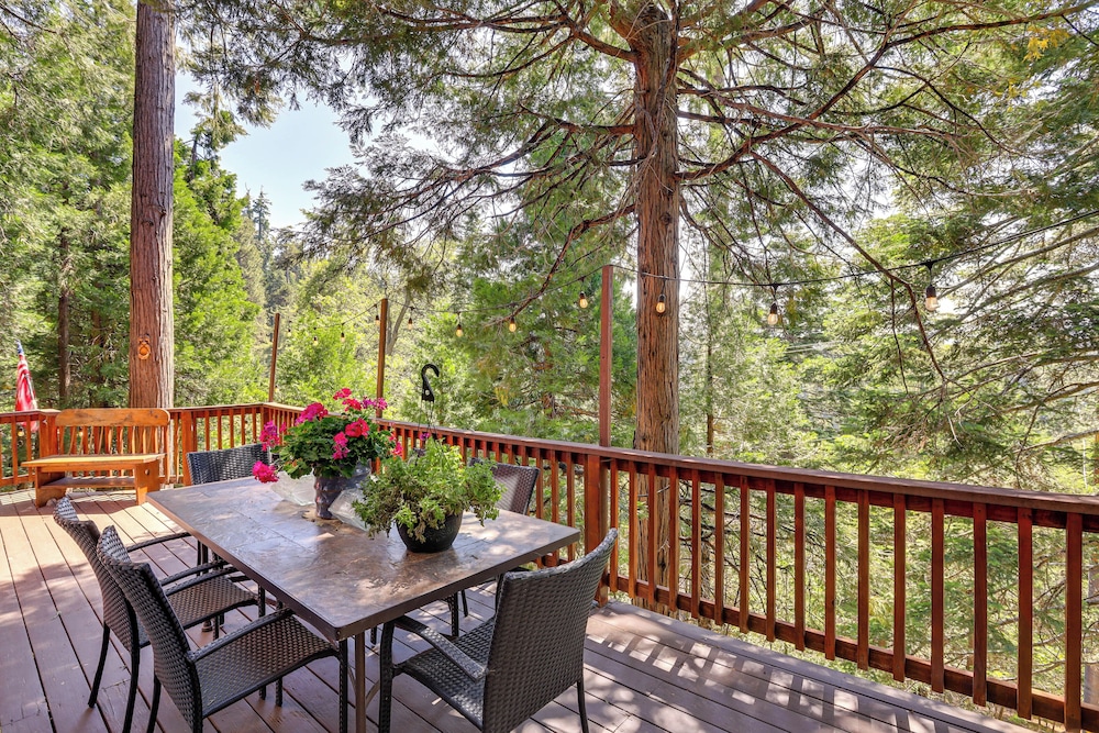 3 Mi to Lake Arrowhead Village: Dog-friendly Cabin