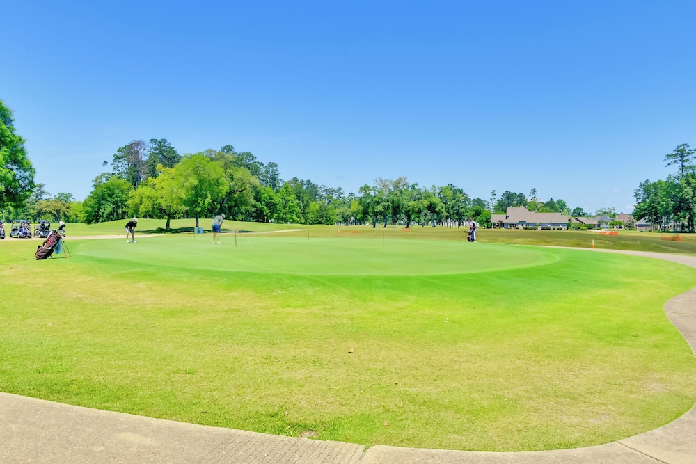 Springfield Studio Rental w/ Golf Course View!