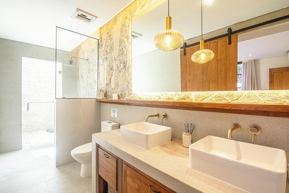 Chic 4-br Villa in Central Seminyak, Beach 5 Mins