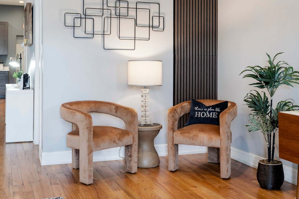 Cozy 2 Bed Home by West Loop With Parking Laundry