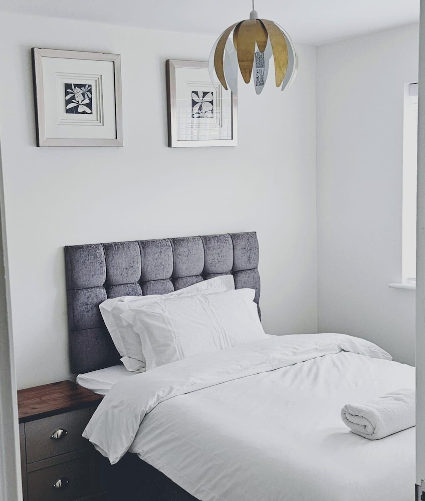 House - Sleeps 11 - Parking - Station Close