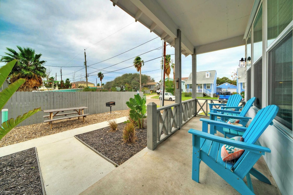 Sleeps 20 2 Homes in Mercer Village w/ Pool Heart of Old Town, Walkable