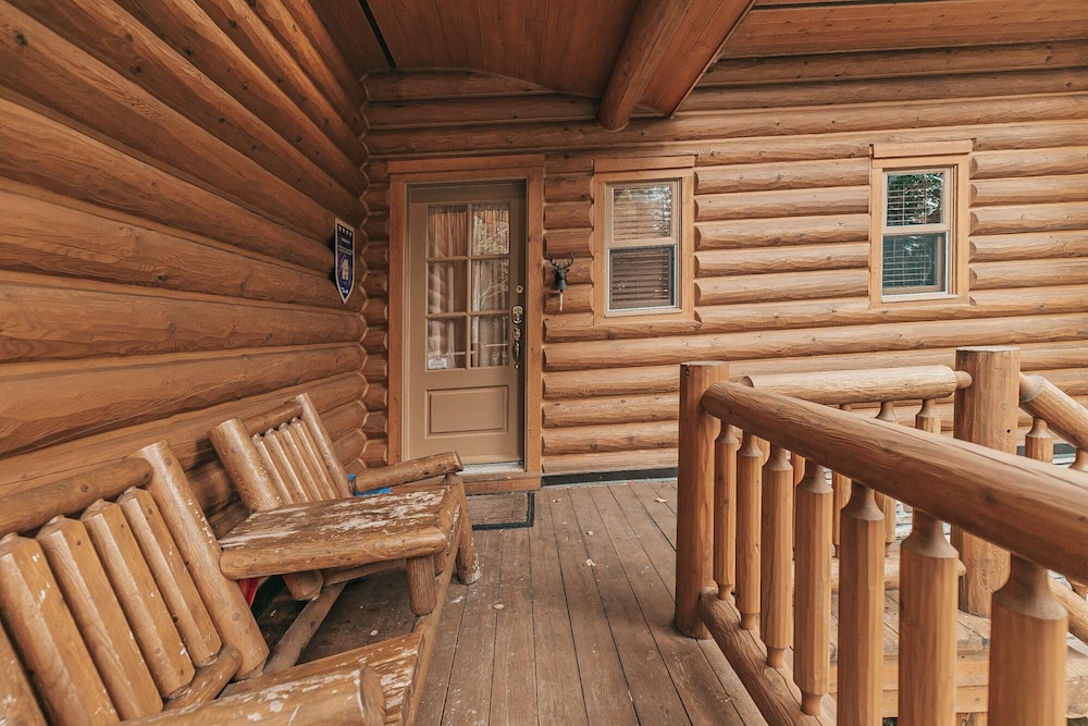 Harfang 51 - Stunning log Cottage With Private hot tub Pool and Scandinavian dry Barrel Sauna