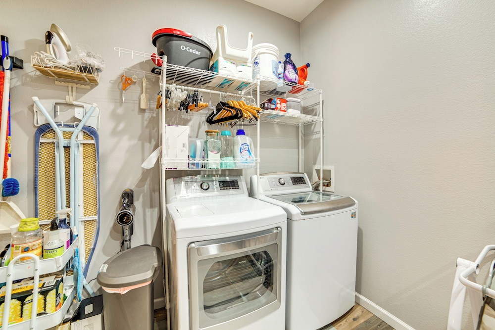 Lake Tawakoni Access + Hot Tub - Wills Point Home!