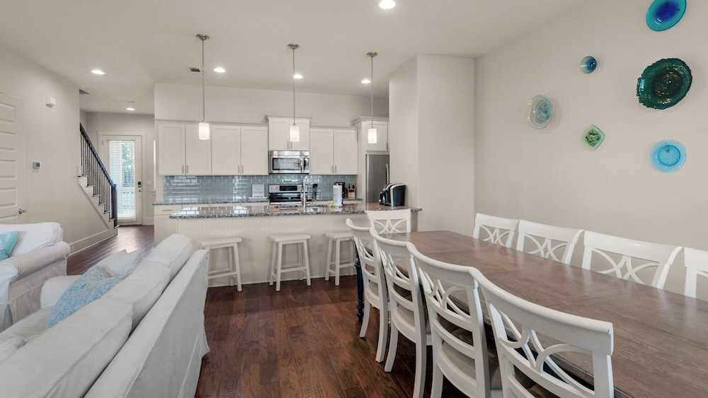 Stunning 4 Bd/4.5 BA - Free Wifi - Easy Walk to Beach