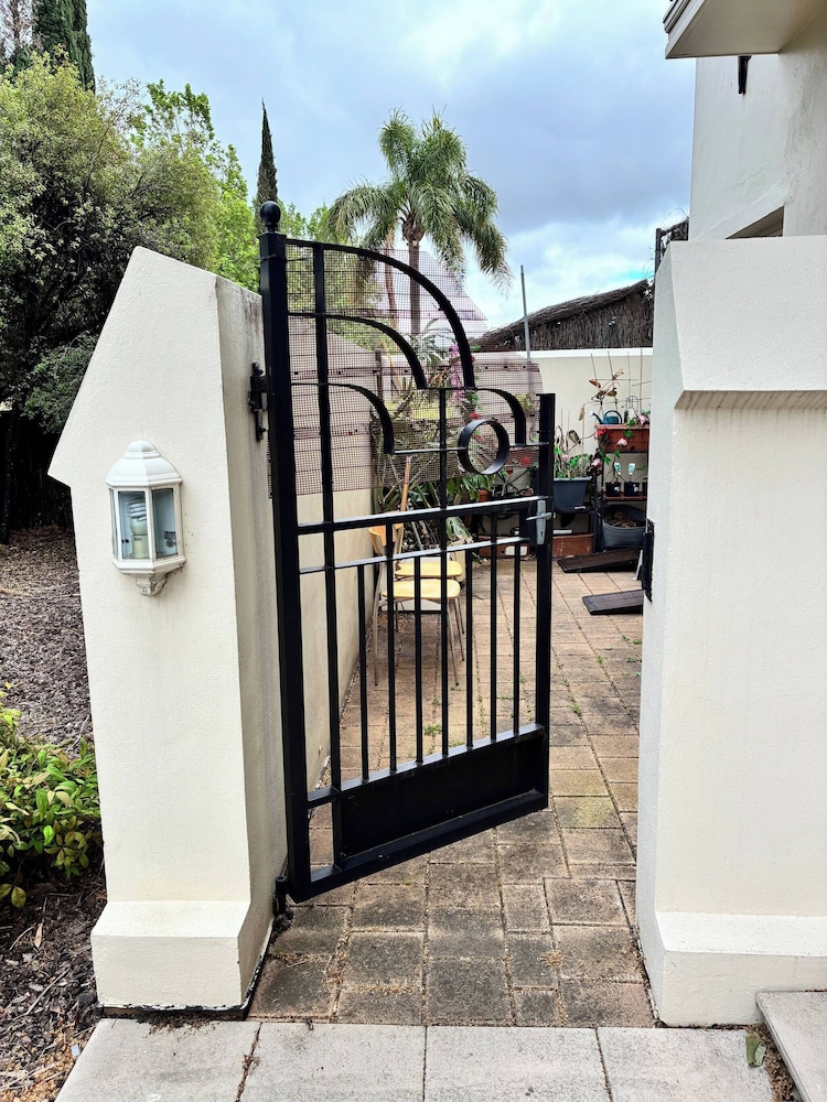 Cozy Tusmore Apartment With Private Garden City View Near Burnside Village Mall