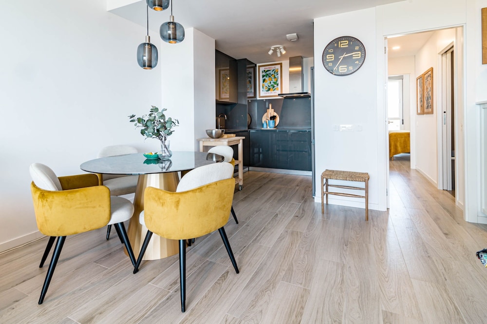 OV2 1B - Bright and Modern 3 Bedroom Apartment