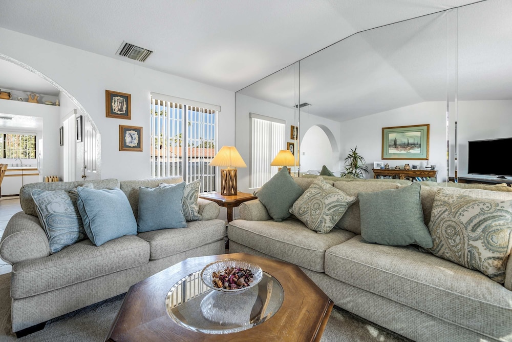 Stylish Condo With Panoramic View Community Pool
