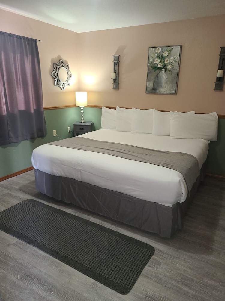 Lamplighter Cabins & Suites
