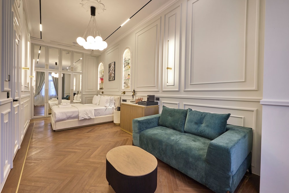 Ermou 99 Intelligent Private Suites