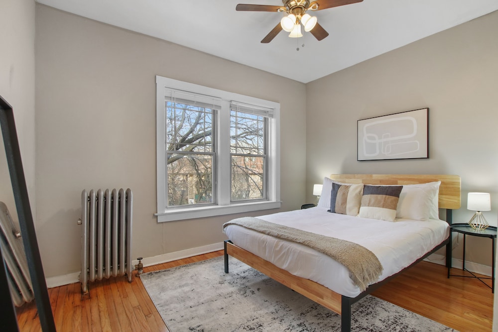 3BR Apartment w Laundry in Rogers Park photo 4