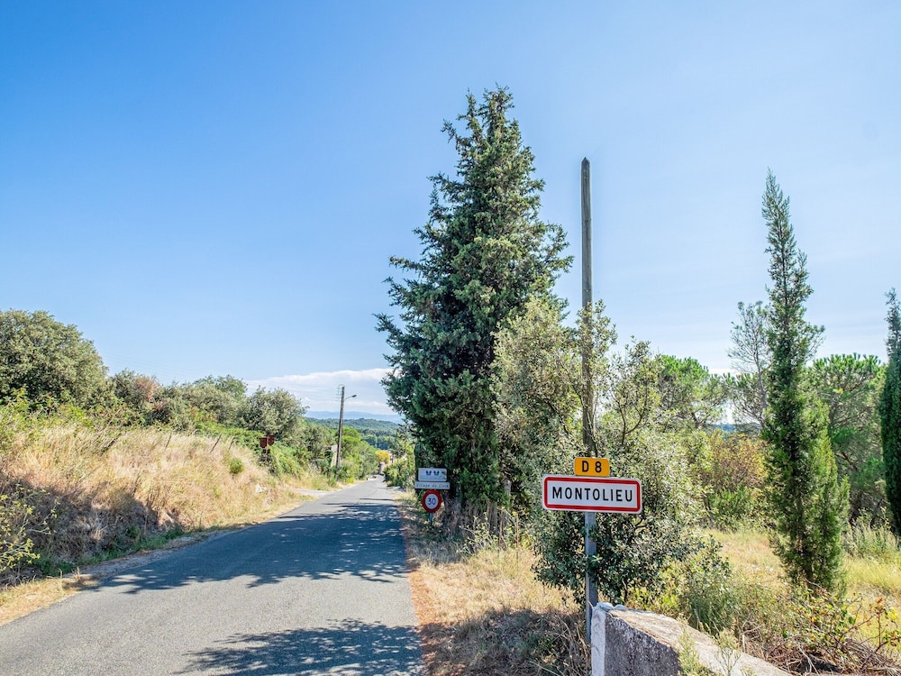 Villa in St Denis With Pool & Pyrenees View