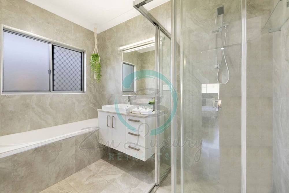 Zenhouse Vista Elegant 5-br Coastal Haven