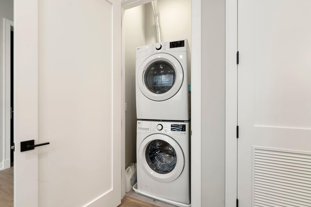 Spacious Bright Modern New Unit in Tri Taylor