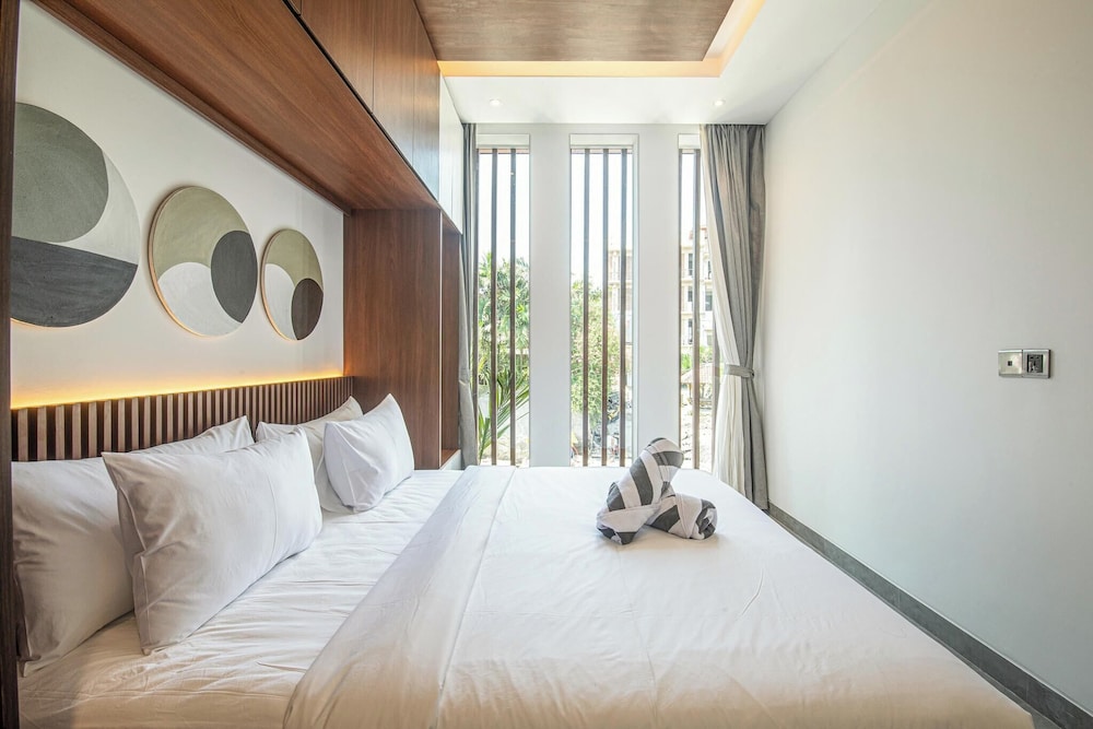 Tropical Elegance 5BR Canggu Villa Near Beach