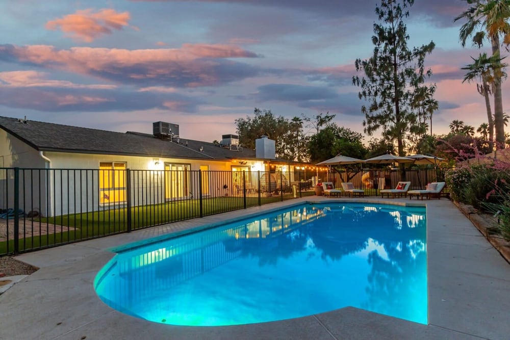 Corrine Family Oasis Pool Putt Grn Bigtoy