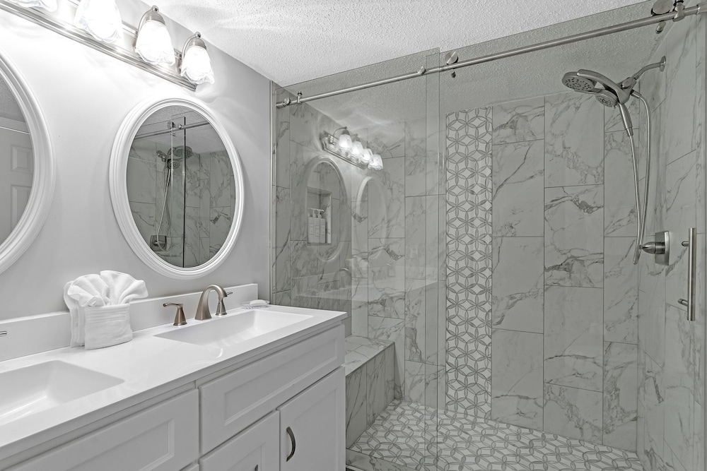 Coastal Retreat: Beach Access & Modern Comforts 2 Bedroom Condo