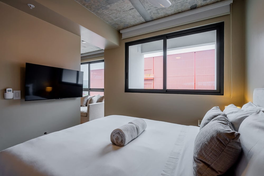 w Majestic 1BR w Great Pool in Centriqo