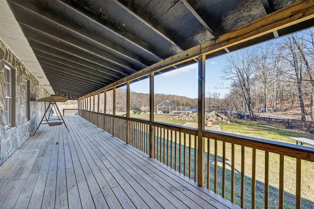 Hidden Lakefront Gem on a Gated Countryside Escape