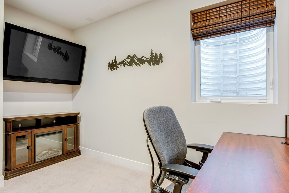 1 Mi to Dtwn Denver: Sleek Duplex w/ Rooftop Deck!