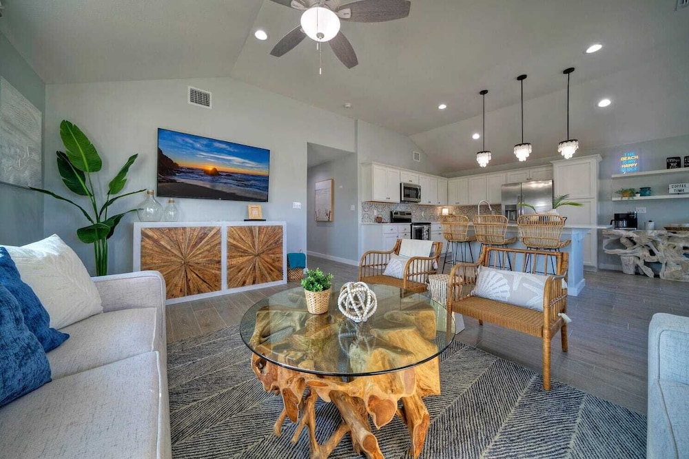 Sleeps 24 2 Homes, Priv Pool, Swing Bar, Patio Lounge Near Nature Preserve