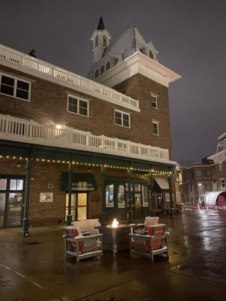 2BR Resort Plaza 5022 Slope-Side Park City Condo, Ideal for Families & Couples