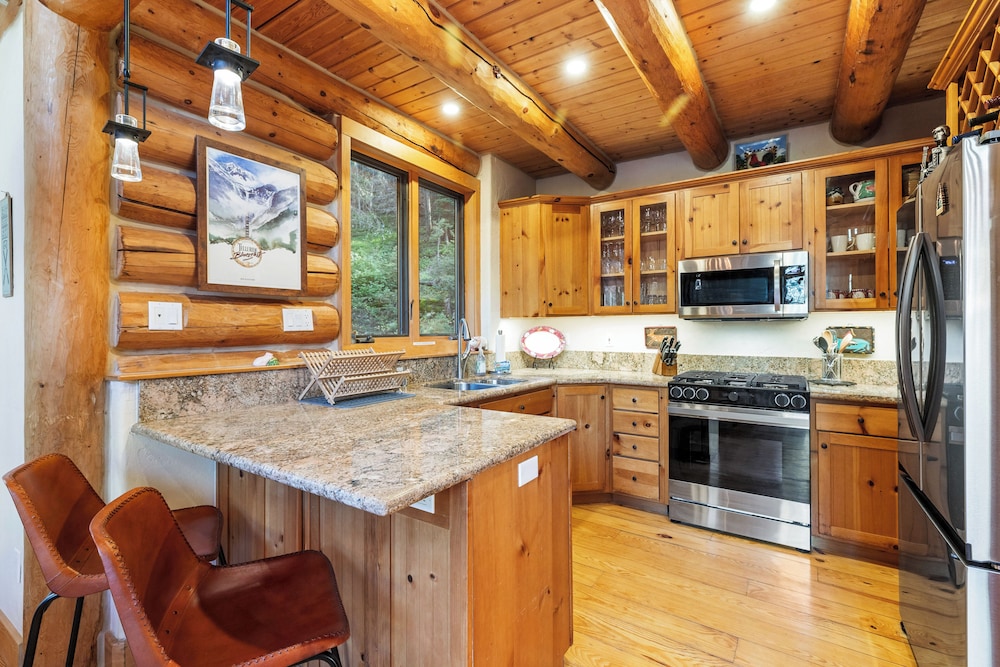 Stunning Views! Ski-in/out Mountain Village Cabin