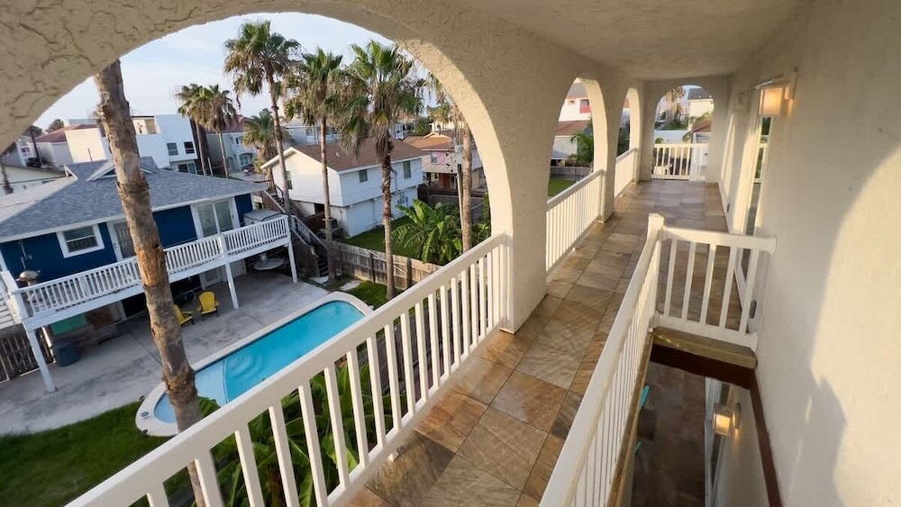 Fun Retro Island Vibe Sleeps 17 Beach 1 Block 4 Bedroom Home